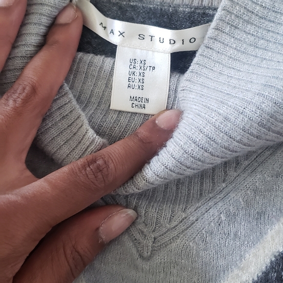 Very cute mockneck knit pullover - Picture 2 of 2